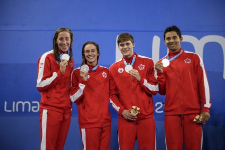 Alexia Zevnik, Danielle Hanus, James Dergousoff et Javier Acevedo remportent l'argent au relais 4 x 100 m quatre nages aux Jeux panaméricains de Lima, au Pérou, le 8 août 2019. Photo : Christopher Morris/COC