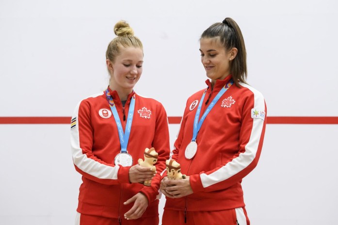 Samantha Cornett et Danielle Letourneau avec leur médaille d'argent aux Jeux panaméricains de Lima 2019, au Pérou, le 28 juillet 2019. Photo Vincent Ethier/COC