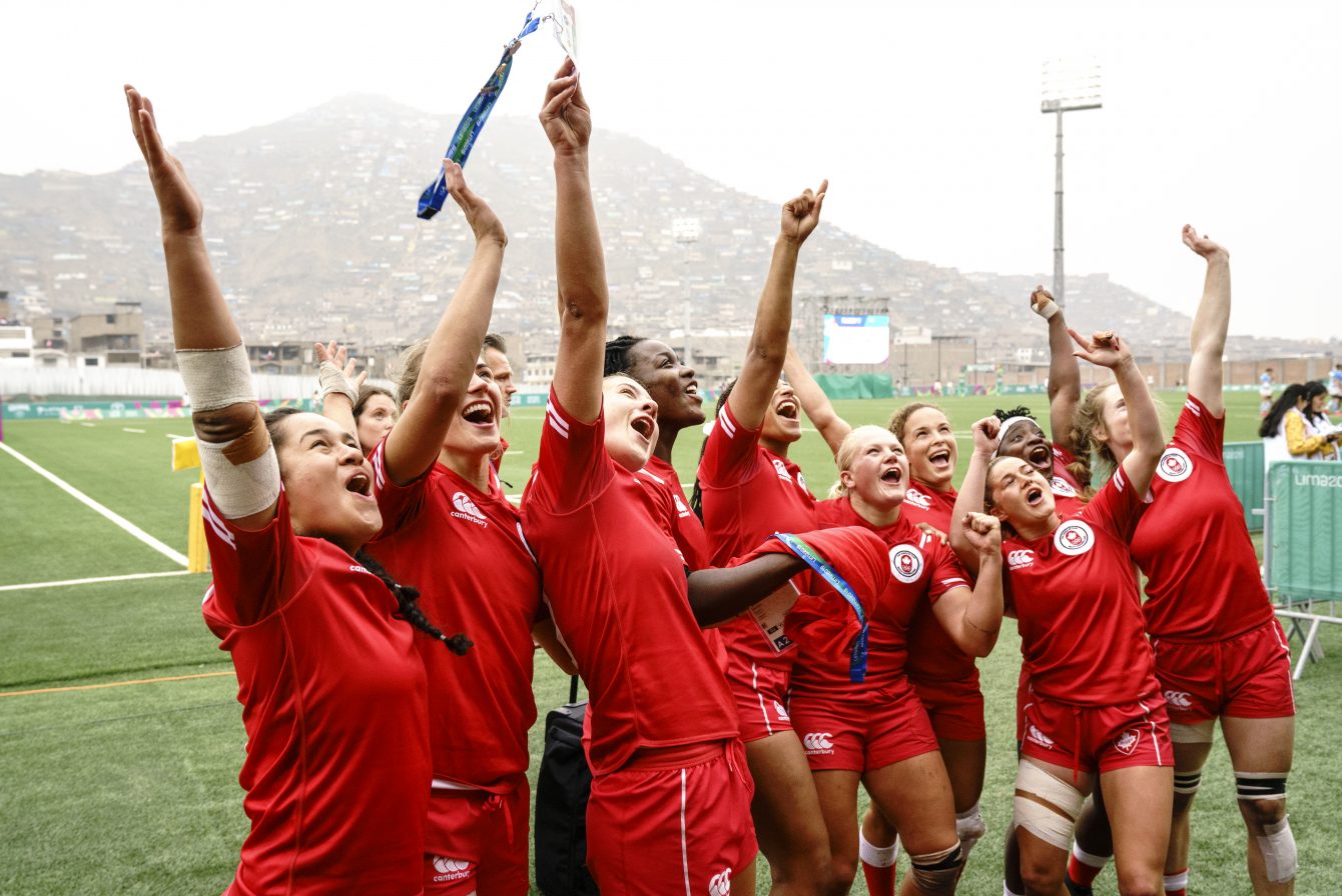 Équipe Canada célèbre sa médaille d'or en rugby féminin aux Jeux panaméricains de Lima 2019, au Pérou, le 28 juillet 2019. Photo David Jackson/COC
