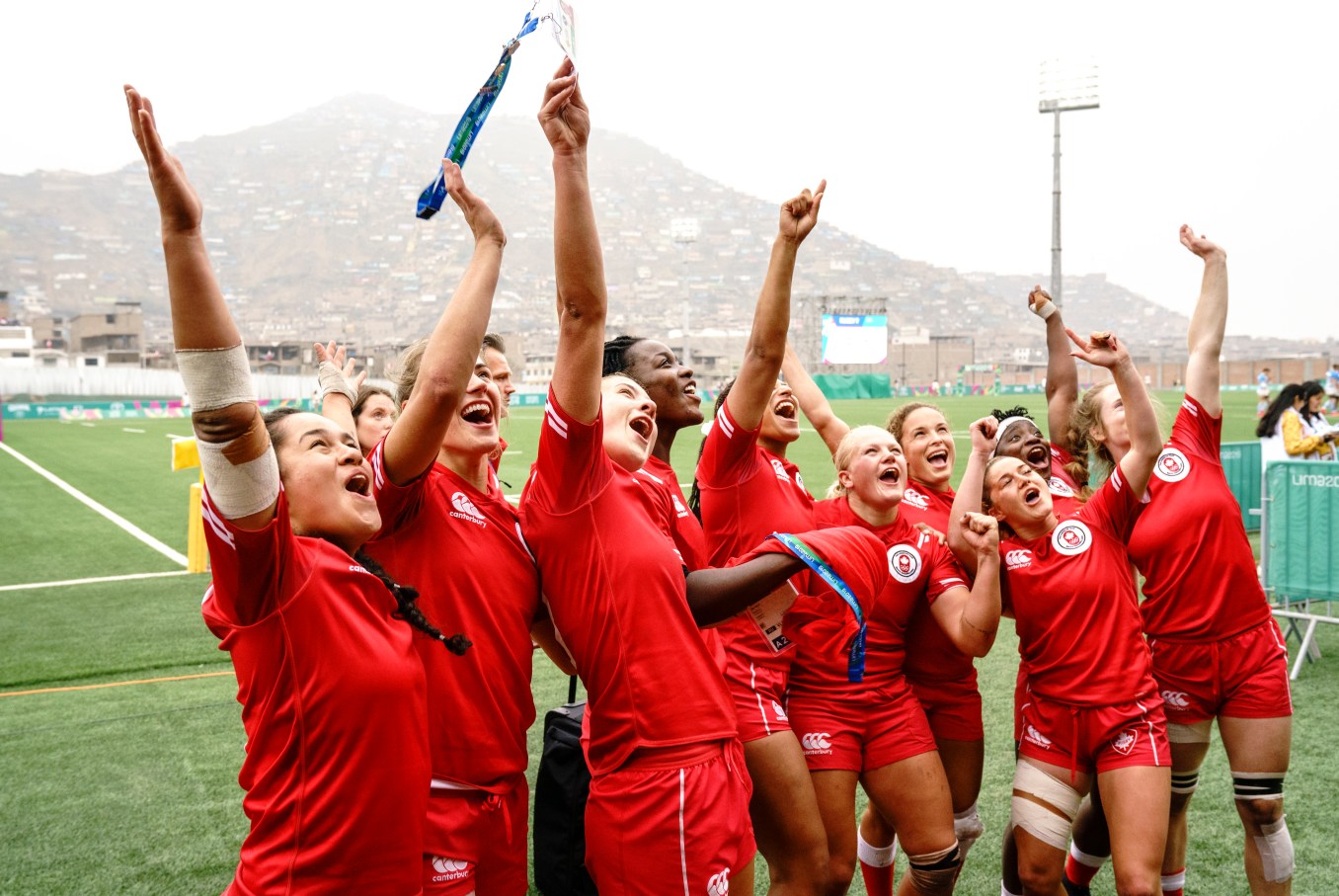 L'équipe canadienne de rugby à sept féminin célèbre après avoir remporté l'or aux Jeux panaméricains de Lima 2019, au Pérou, le 28 juillet 2019. Photo : David Jackson/COC