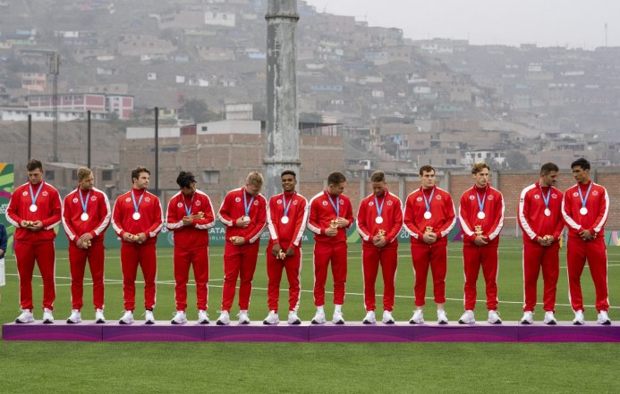Équipe Canada sur le podium après avoir remporté la médaille d'argent en rugby masculin aux Jeux panaméricains de Lima 2019, au Pérou, le 28 juillet 2019. Photo David Jackson/COC