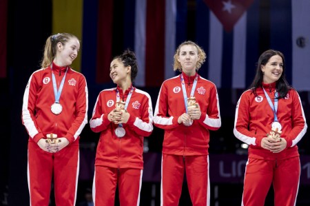 DAJ_20190808_80 Alanna Goldie, Jessica Guo, Eleanor Harvey et Gabriella Page remportent l'argent au fleuret par équipes en escrime aux Jeux panaméricains de Lima, au Pérou, le 8 août 2019. Photo : David Jackson/COC