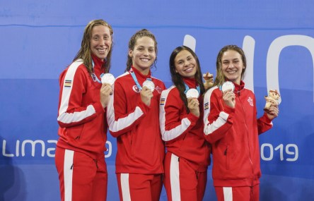 Équipe Canada Alexia Zevnik, Haley Black, Faith Knelson et Danielle Hanus natation lima 2019 Alexia Zevnik, Haley Black, Faith Knelson et Danielle Hanus et leurs médailles d'argent en natation à Lima 2019