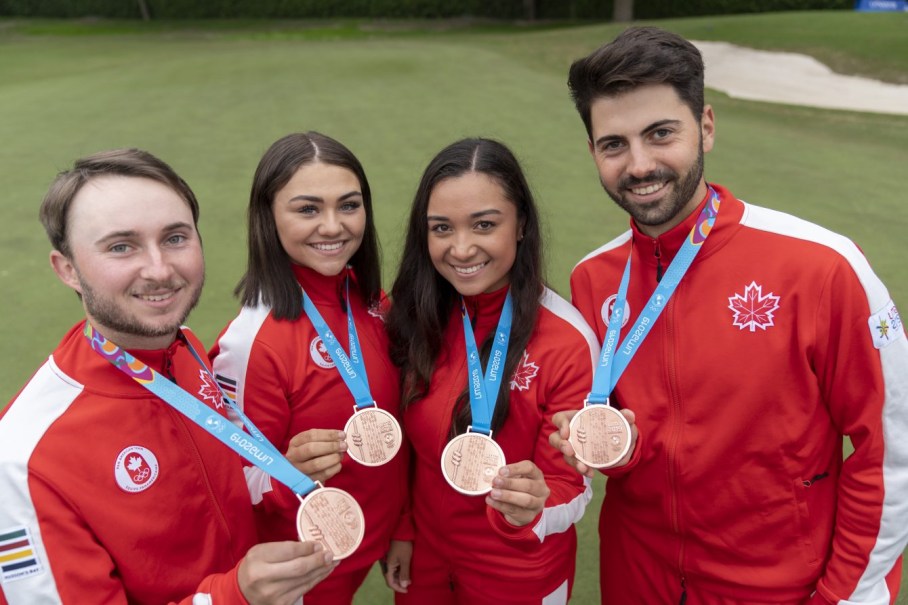 Équipe Canada Austin Connelly, Brigitte Thibault, Mary Parsons et Joey Savoie golf Lima 2019 Des athlètes et leurs médailles de bronze au terrain de golf de Lima 2019