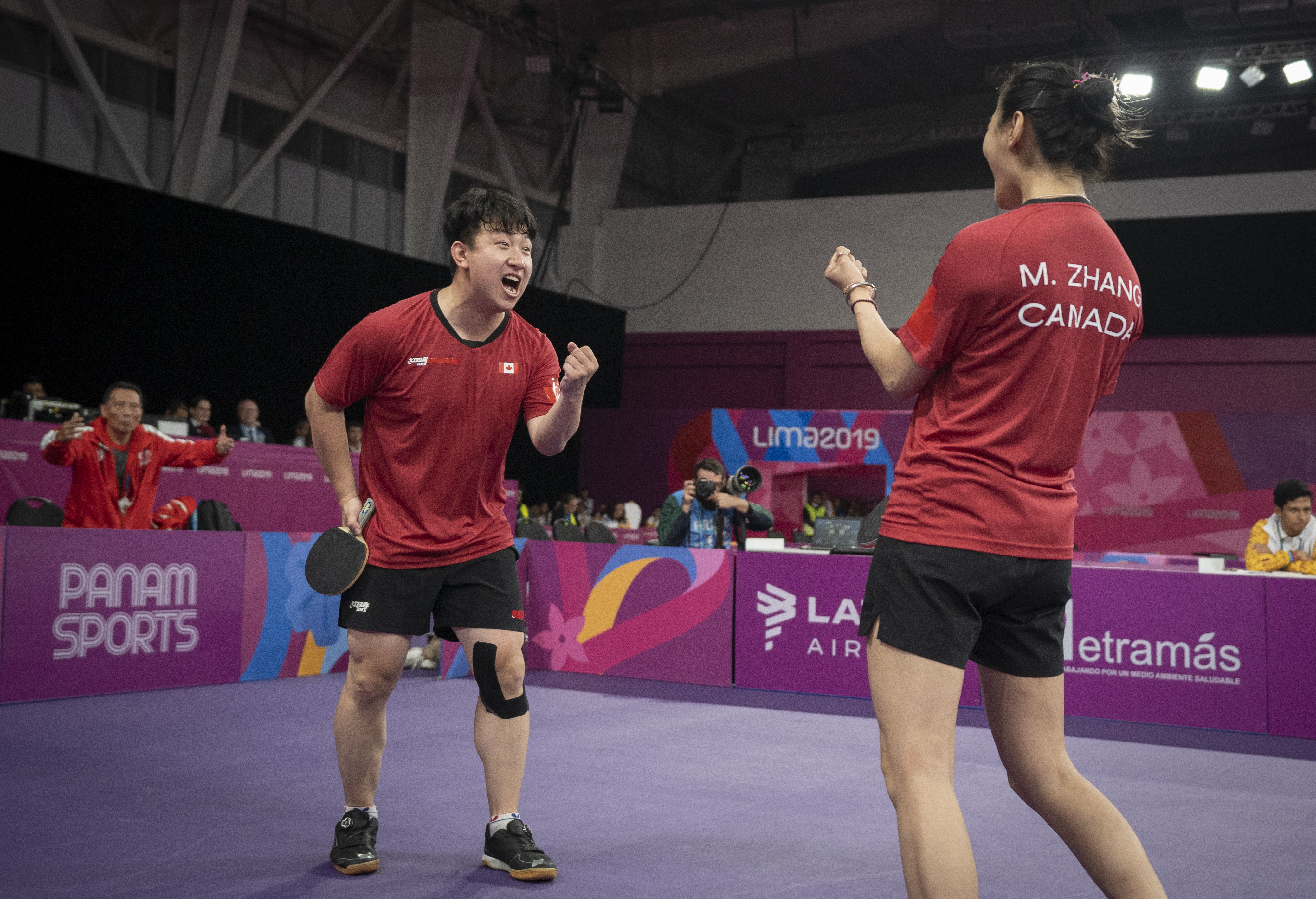 Deux joueurs de tennis de table célèbrent leur victoire