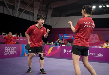Deux joueurs de tennis de table célèbrent leur victoire
