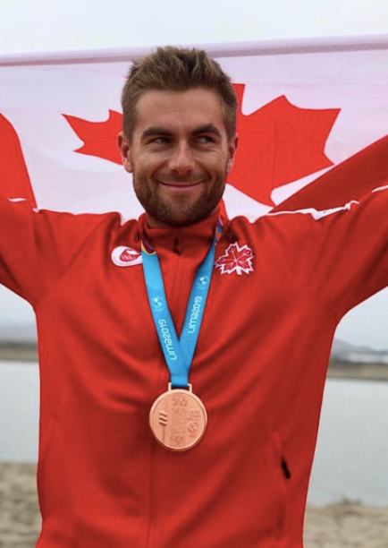 Drew-hodges-equipe-canada-lima Drew Hodges avec sa médaille de bronze du C1-1000 m aux Jeux panaméricains de Lima, au Pérou, le 29 juillet 2019. Photo : Canoe Kayak Canada/Instagram.