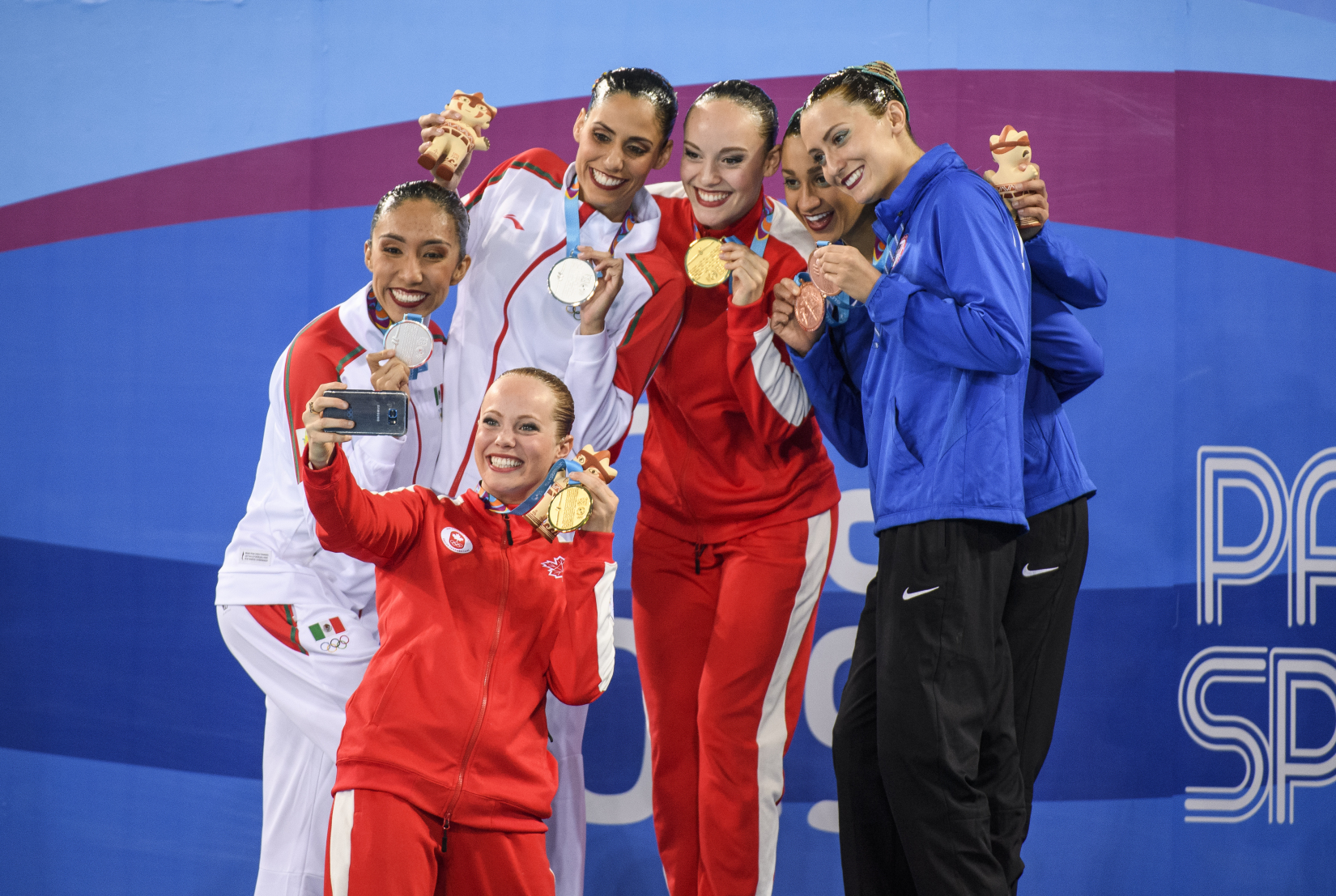 Claudia Holzner et Jacqueline Simoneau remportent l'or au concours en duo de natation artistique des Jeux panaméricains de Lima, au Pérou, le 31 juillet 2019. (Photo : Christopher Morris/COC)