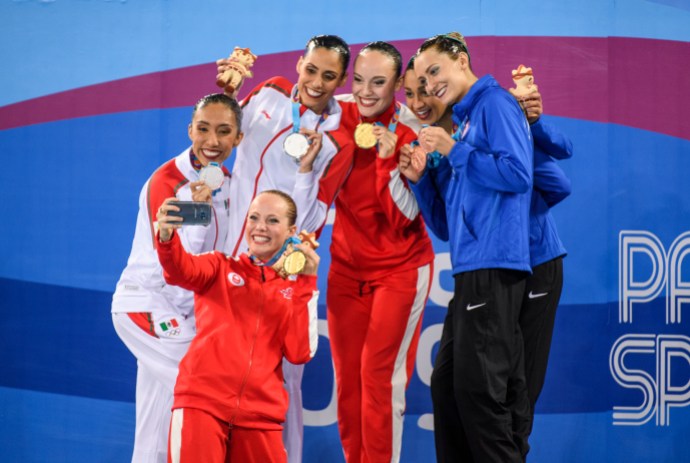 equipe canada - Claudia Holzner - Jacqueline Simoneau - natation artistique - Lima 2019 Claudia Holzner et Jacqueline Simoneau remportent l'or au concours en duo de natation artistique des Jeux panaméricains de Lima, au Pérou, le 31 juillet 2019. (Photo : Christopher Morris/COC)