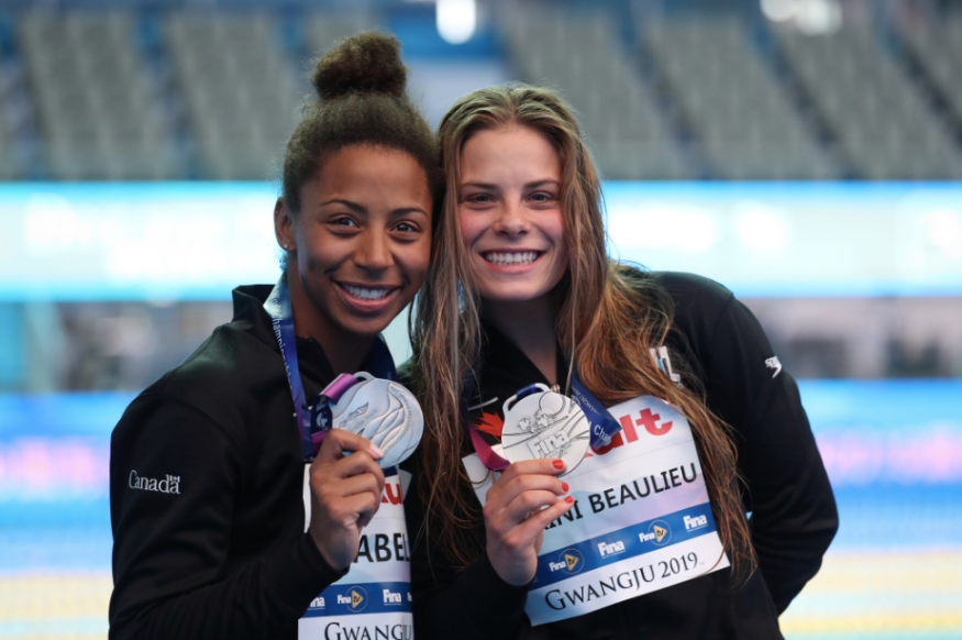 Jennifer Abel et Mélissa Citrini-Beaulieu posent avec leur médaille d'argent des Championnats du monde de la FINA 2019.