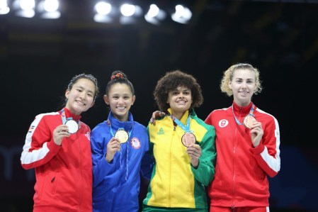 Équipe Canada Jessica Guo et Eleonor Harvey escrime Lima 2019 Jessica Guo et Eleonor Harvey posent avec leurs médailles d'escrime à Lima 2019