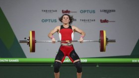 Une athlète d'haltérophilie en action