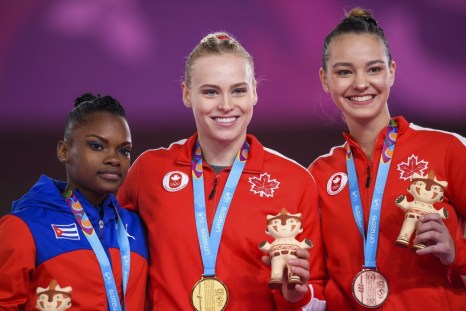 Ellie Black, au centre, et Shallon Olsen, à gauche, ont remporté l'or et le bronze au saut de cheval aux Jeux panaméricains de Lima, au Pérou, le 30 juillet 2019. Photo : Vincent Ethier/COC