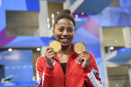 Jennifer Abel pose avec ses médailles d'or à Lima 2019