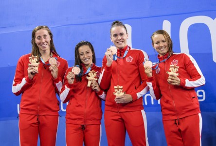 Équipe Canada Alexia Zevnik, Katerine Savard, Kyla Leibel et Alyson Ackman natation Lima 201920190806_95 Alexia Zevnik, Katerine Savard, Kyla Leibel et Alyson Ackman avec leurs médailles de bronze du relais 4x100 m féminin à la piscine de Lima 2019