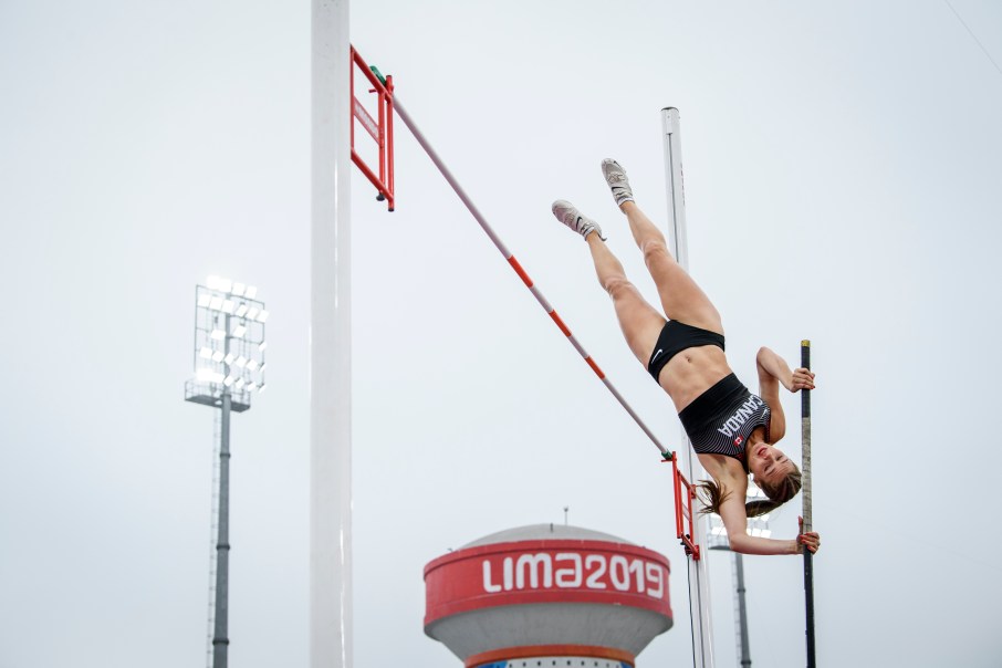Alysha Newman participe au saut à la perche aux Jeux panaméricains de Lima, au Pérou, le 8 août 2019. Photo : Vincent Ethier/COC