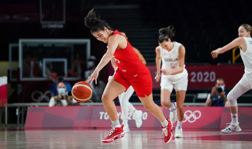 Une joueuse de basketball dribble lors d'un match