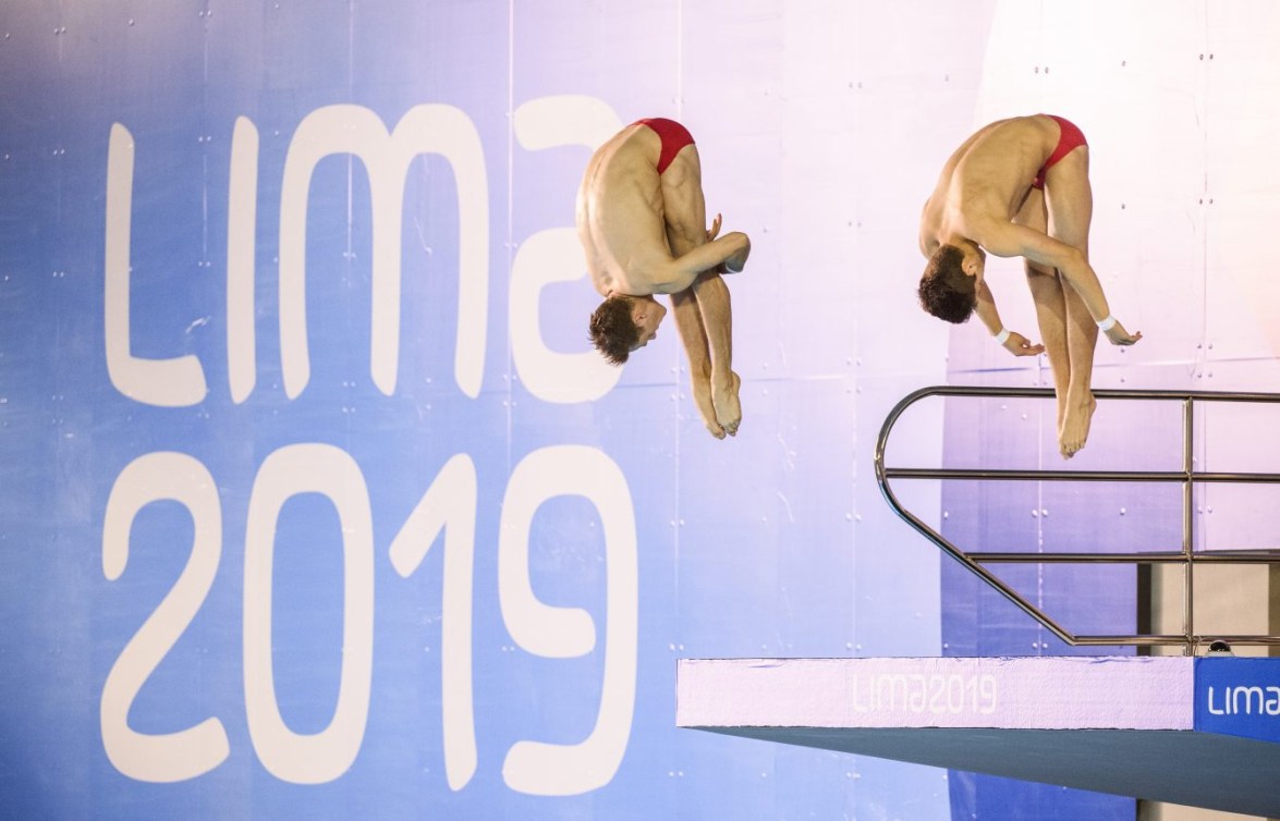 Deux plongeurs effectuent un plongeon en synchronisme