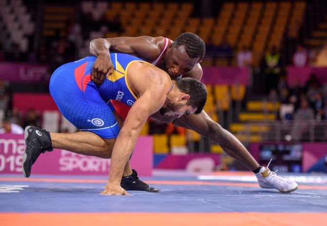 CJM_20190810_03 Jevon Belfour affronte Hernan Guzman, du Vénézuela, en lutte libre chez les 74 kg aux Jeux panaméricains de Lima, au Pérou, le 10 août 2019. Photo : Christopher Morris/COC