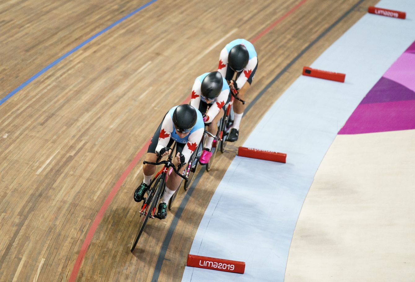 Maggie Coles-Lyster, Erin Attwell, Miriam Brouwer et Laurie Jussaume participent à la finale pour l'or de la poursuite par équipes féminine aux Jeux panaméricains de Lima, au Pérou, le 2 août 2019. Photo : David Jackson
