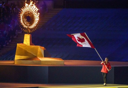 Ellie Black porte le drapeau à la cérémonie de fermeture aux Jeux panaméricains de Lima, au Pérou, le 11 août 2019. Photo : Dave Holland/COC