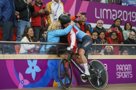 Kelsey Mitchell célèbre sa victoire au sprint féminin au vélodrome de Lima 2019