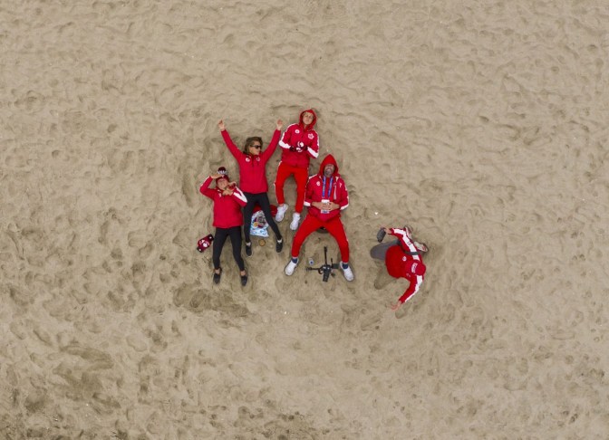 Les membres de l'équipe canadienne de surf allongés sur la plage aux Jeux panaméricains de Lima 2019, le 1er août 2019. Photo : Vincent Ethier/COC