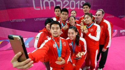 Équipe Canada Badminton Lima 2019 L'équipe canadienne de badminton prend un selfie avec leurs médailles à Lima 2019