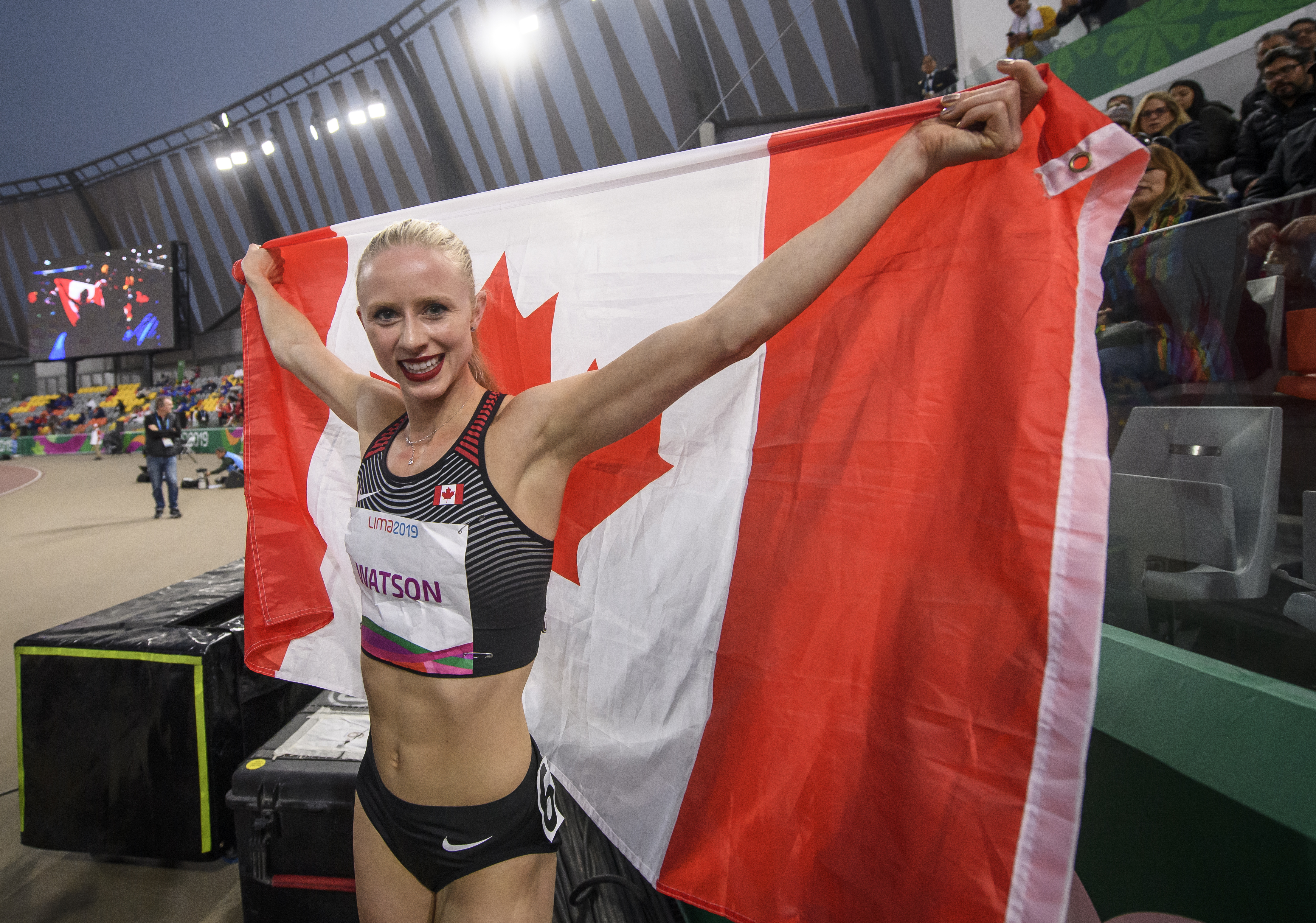 Sage Watson célèbre sa victoire au 400 m haies à Lima 2019
