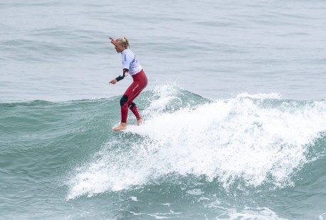 Mathea Olin surfe une vague à Lima 2019