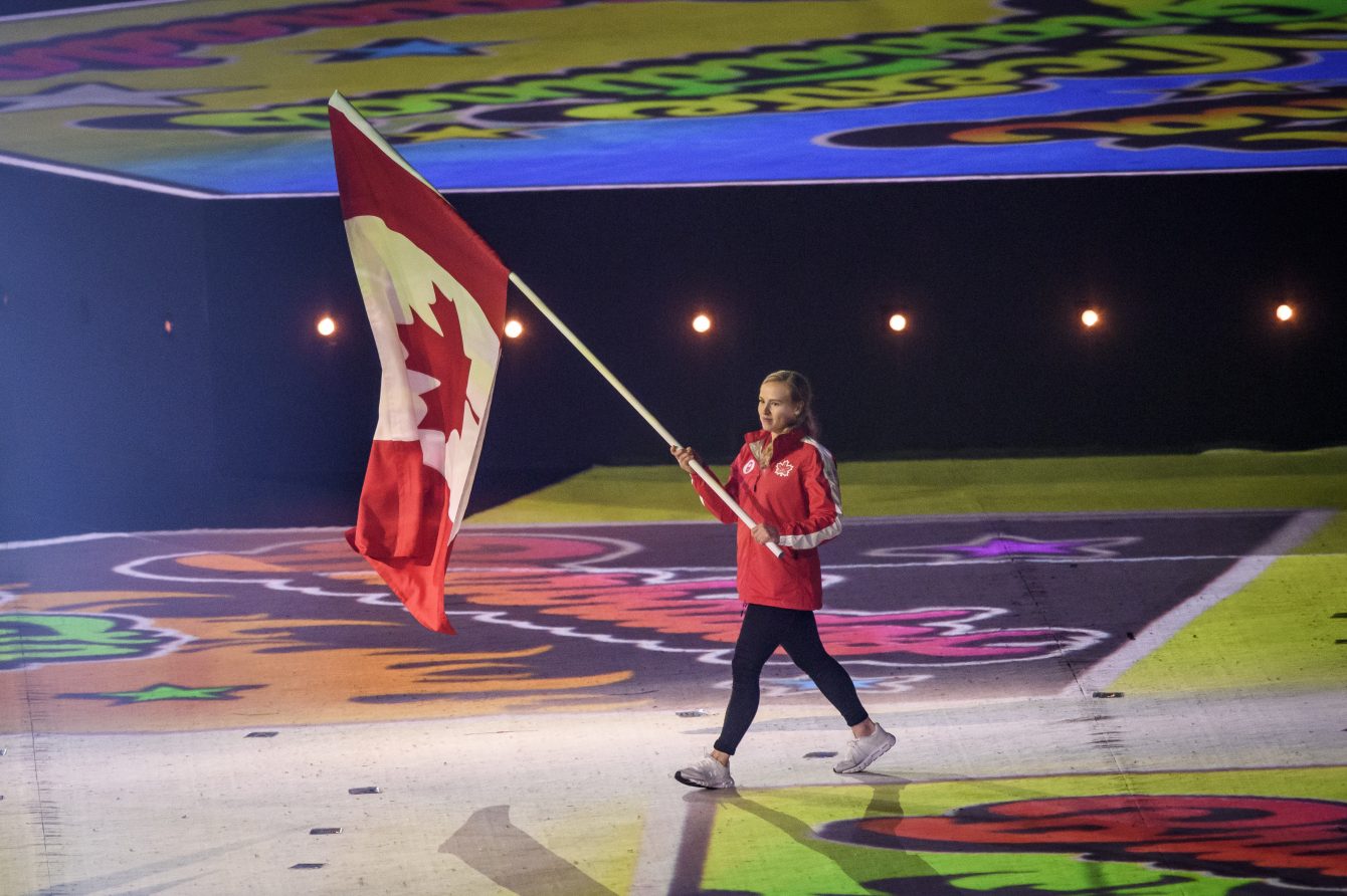 Ellie Black porte le drapeau à la cérémonie de fermeture aux Jeux panaméricains de Lima, au Pérou, le 11 août 2019. Photo : Vincent Ethier/COC