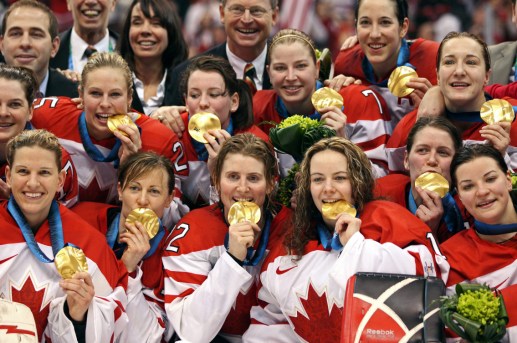 Les Canadiennes posent pour une photo de groupe et montrent leurs médailles