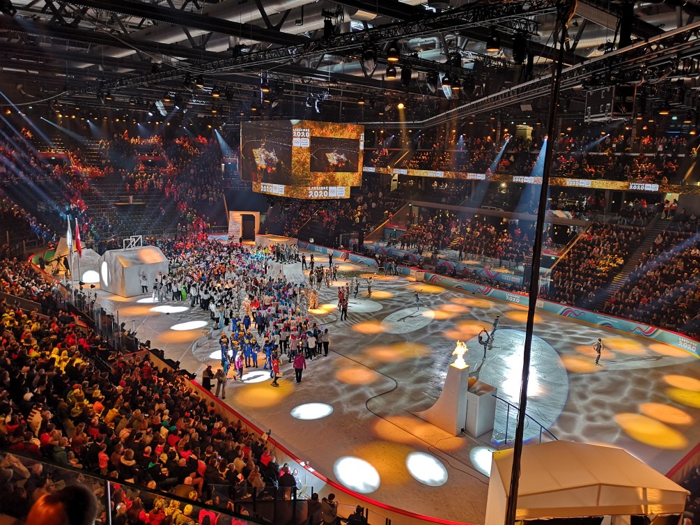 Une grande foule se rassemblée dans un aréna de hockey sur glace pour les Jeux olympiques de la jeunesse d’hiver à Lausanne en Suisse.