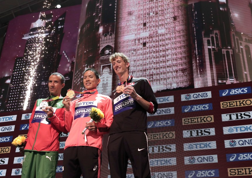 Joao Vieira, Yusuke Suzuki et Evan Dunfee tenant leur médailles après le 50 km marche aux Mondiaux de l'IAAF