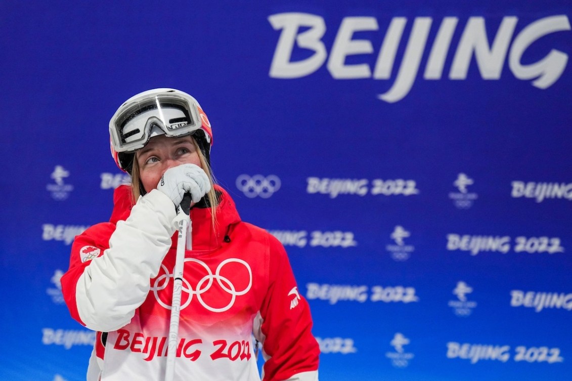 Justine Dufour-Lapointe s'essuie le visage avec son gant. 