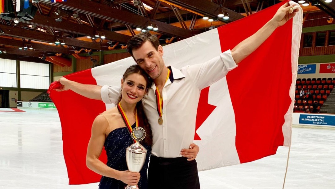 Fournier Beaudry et Sorensen posent avec le drapeau canadien et leur médaille d'agent au Trophée Lombardia