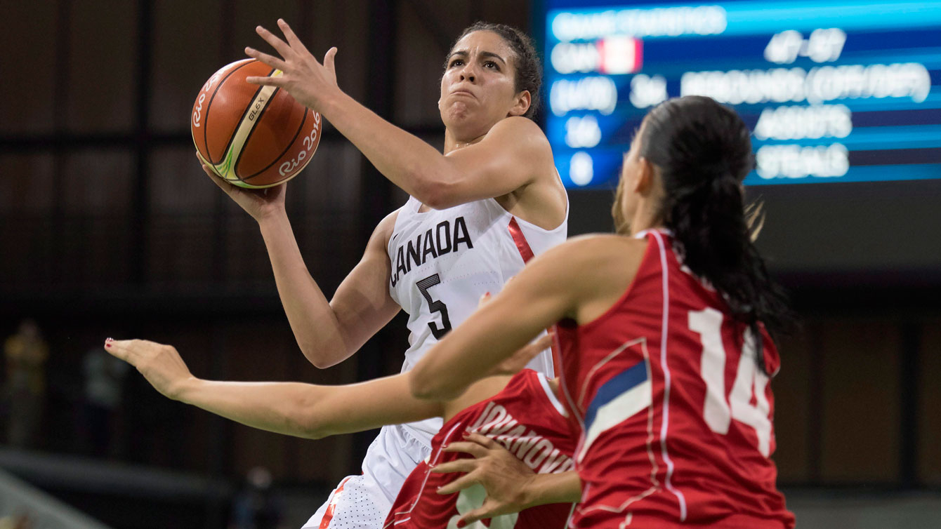 Kia Nurse évite une joueuse adverse en tentant un panier.