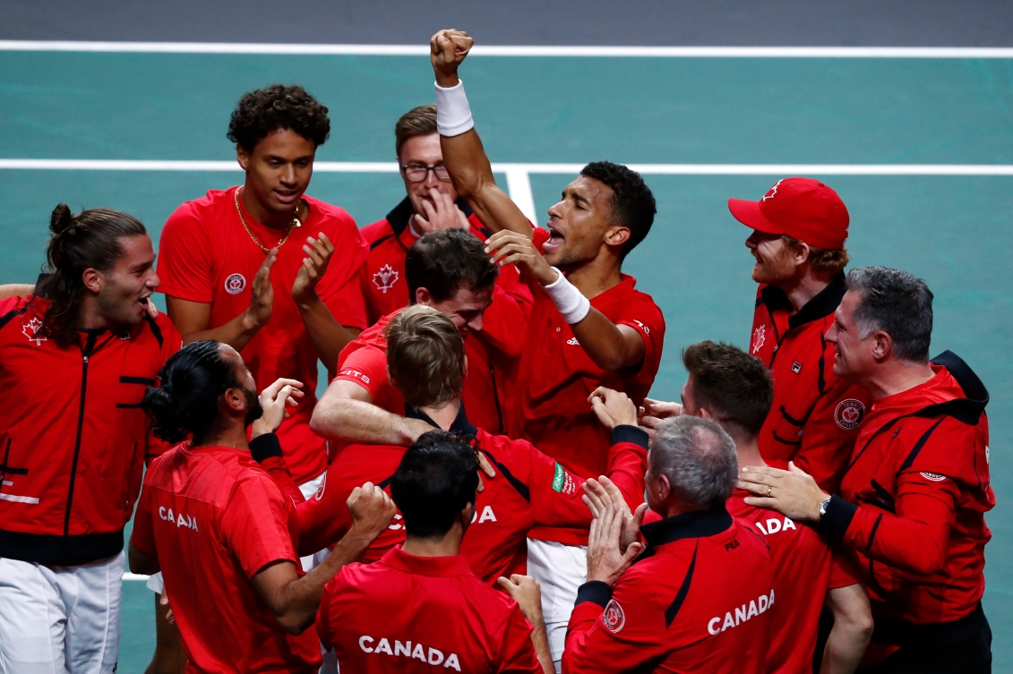 Équipe Canada célèbre la victoire sur le terrain de tennis 