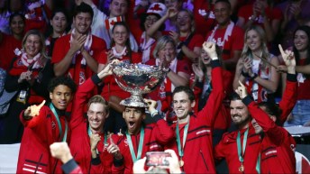 Les joueurs de tennis canadiens célèbrent leur victoire de la Coupe Davis en soulevant le trophée.