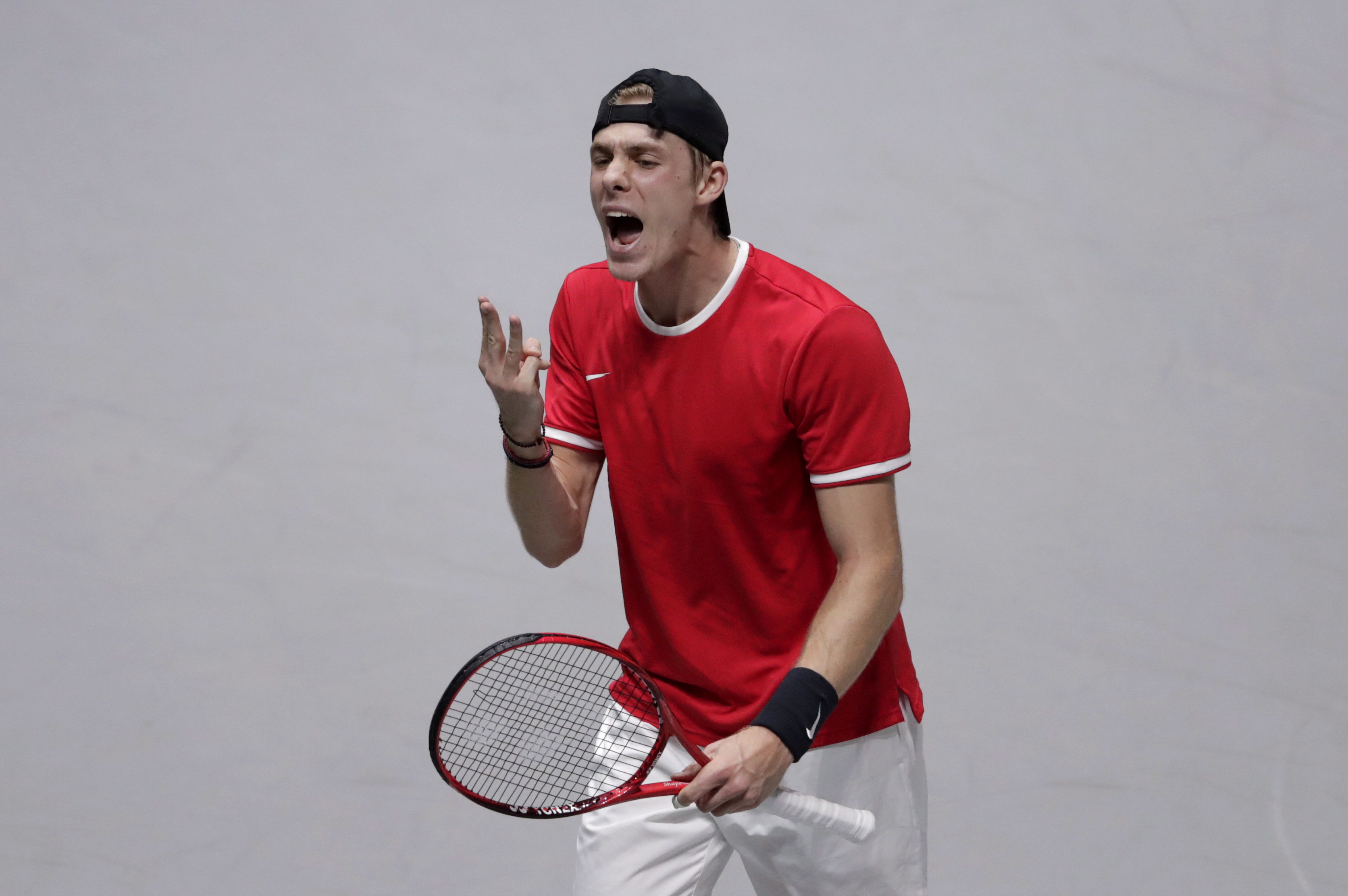 Denis Shapovalov célèbre un point lors de son match de finale contre Rafael Nadal à la Coupe Davis, à Madrid, en Espagne, le 24 novembre 2019. (AP Photo/Bernat Armangue)