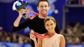 Michael Marinaro et Kirsten Moore-Towers posant avec leur médaille d'argent