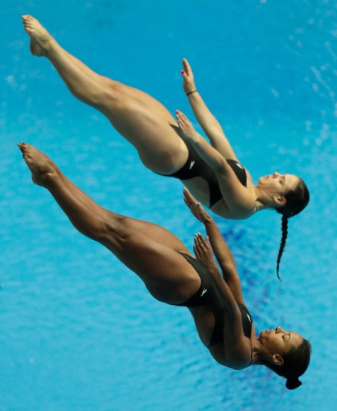 Jennifer Abel et Mélissa Citrini en plein saut.