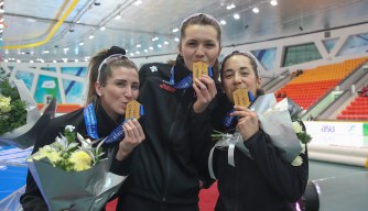 Ivanie Blondin, Isabelle Weidemann et Valérie Maltais embrassent leur médaille d'or