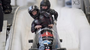 Deux athlètes de bobsleigh en fin de course.