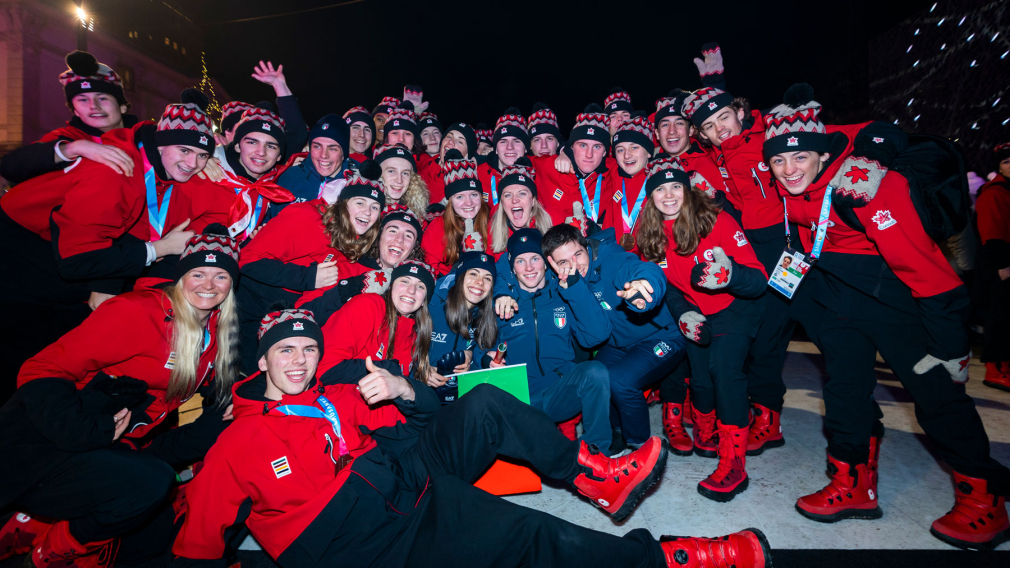 Les athlètes d'Équipe Canada posent avant la Cérémonie de clôture de Lausanne 2020