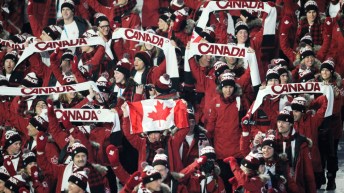 Les athlètes canadiens marchent dans le stade