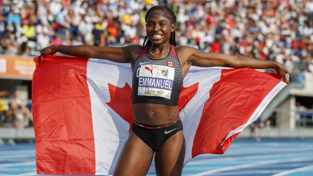 Crystal Emmanuel porte le drapeau canadien après une course.