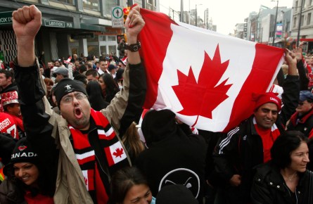 Deux fans canadiens montrent le drapeau canadien