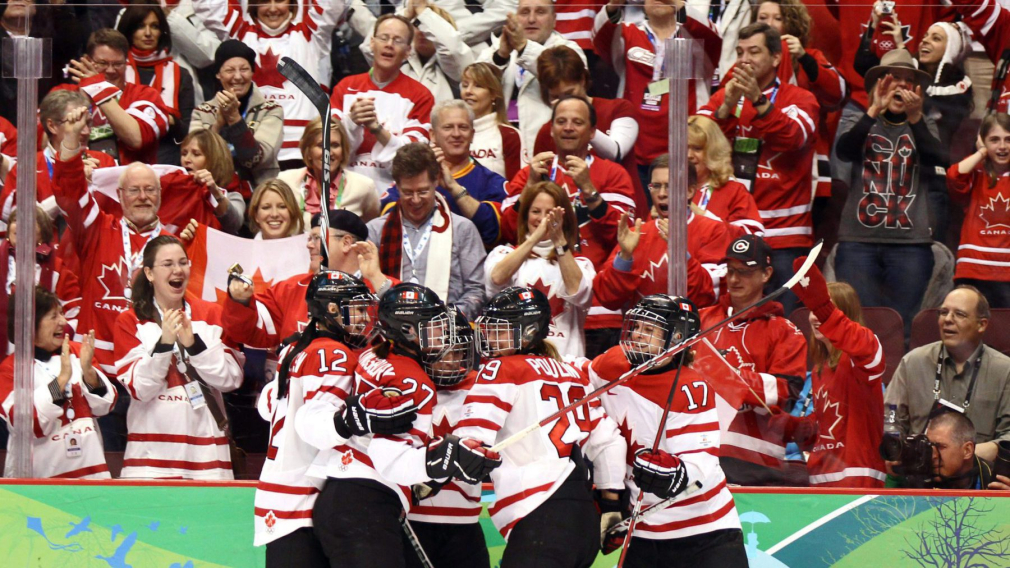 Des joueuses de hockey canadiennes célèbrent un but