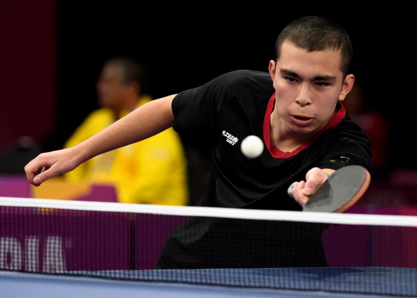 Un joueur de tennis de table frappe la balle